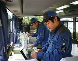 水質試験車内の写真